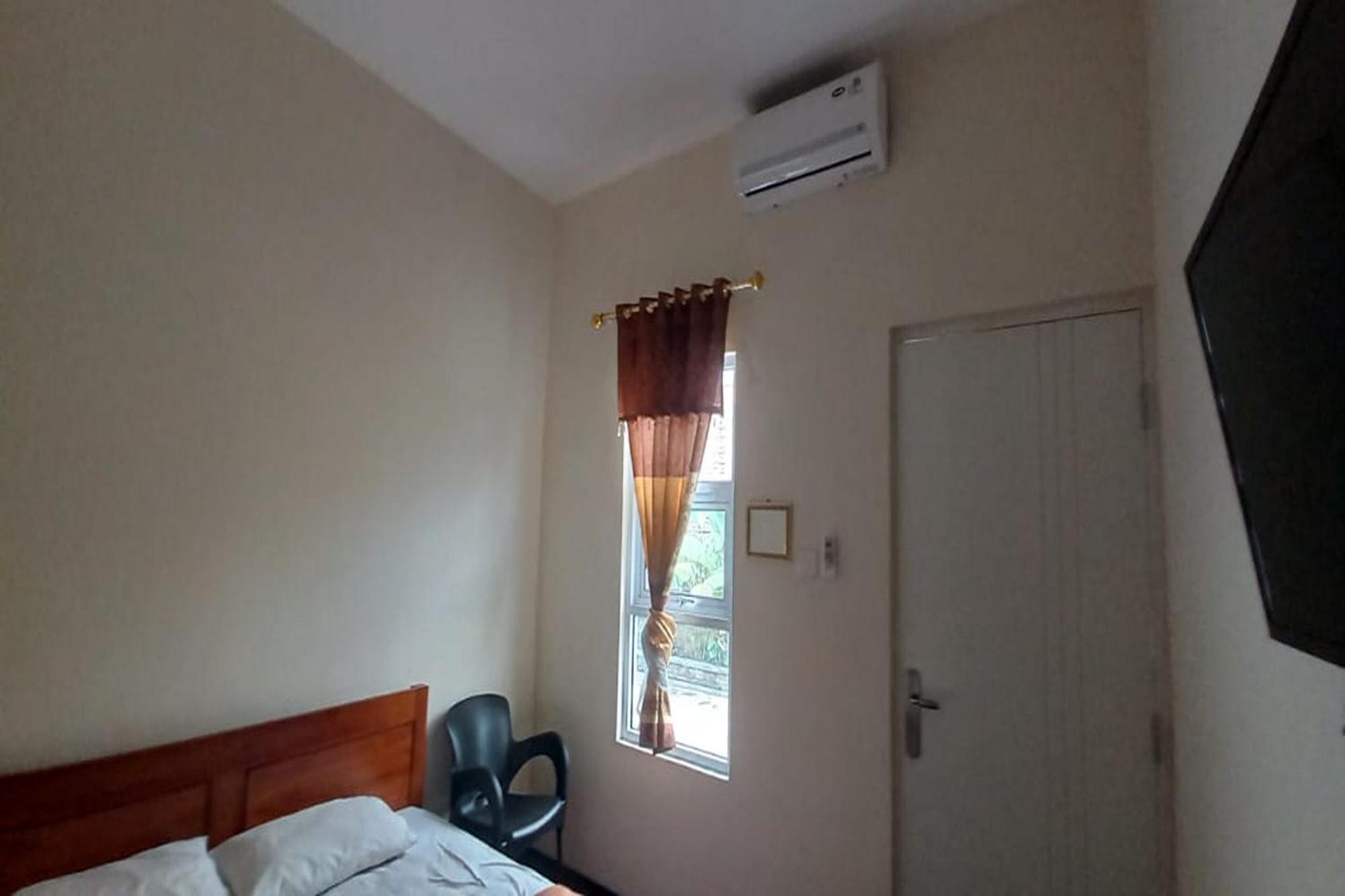 Oyo 93767 45 Guest House Sragen Exterior foto